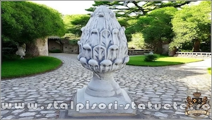 Capitel con de pin cu bază, gri patinat, model T3.