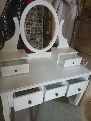 Vand masuta make_ up din lemn alb, frumoasa , moderna ,eleganta, cu scaunel tapitat  in stare buna