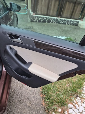 Volkswagen Jetta 1.2 TSI, benzină, maro, 59000 km, 2017 - imagine 2