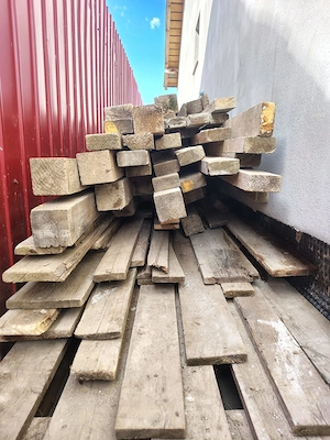 Vând: grinzi 10 10 ,căpriori 5 10 și scândură folosite la construirea planșeului unei case, 