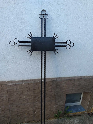 Vând grilaje și cruci din fier forjat.