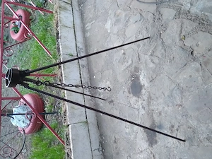 Vând trepied pentru ceaun.