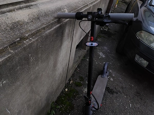 Vand trotineta electrica are 40 km mers cu ea are aplicate de pe mobil 