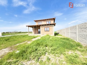 Casa cu 4 camere, interior la gri si exterior la rosu in Sacalaz