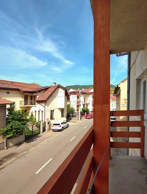 Inchiriez Vila 5 camere mari, 5 balcoane + 2 bai + bucatarie, full utilata in zona centrala - imagine 12