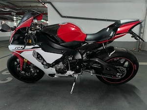 Yamaha R1  - imagine 2