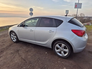 Opel Astra J 2010 - imagine 6