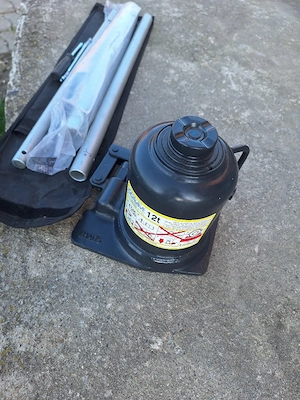 (set cric hidraulic de 12 tone+ chei) original Iveco.Stare nouă