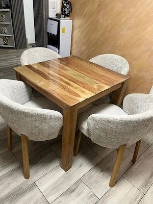 Vand masa cu 4 scaune