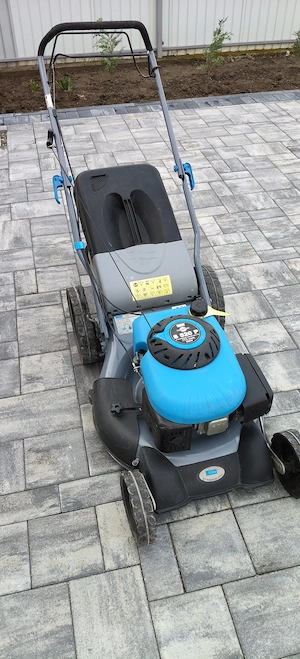 Vand mașini de tuns gazon