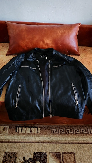 Vând geaca culoare negru 