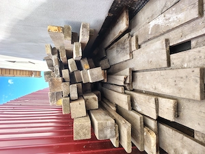 Vând: grinzi 10 10 ,căpriori 5 10 și scândură folosite la construirea planșeului unei case, preț neg