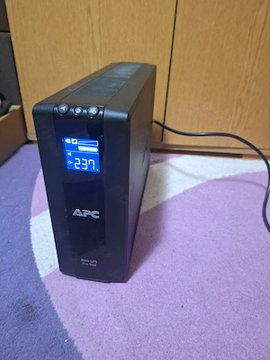 APC Back-UPS Pro 900 cu economie de energie AVR sinus pur 230V
