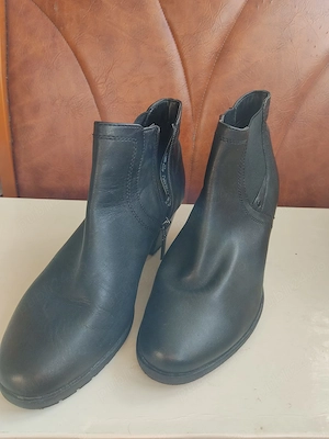Botine damă din piele naturală   negre, toc mediu, fermoar lateral, stare foarte bună