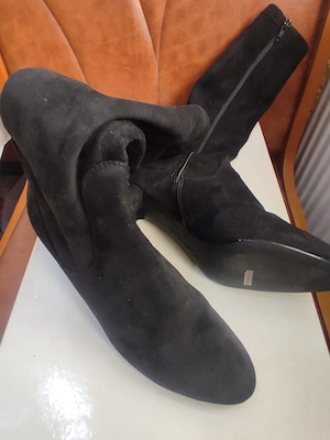 Cizme damă elegante negre, tip suede, toc clasic   comode, stare foarte bună