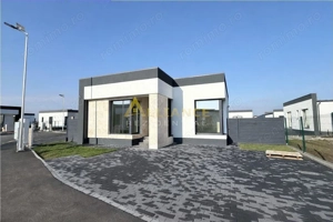 Casa individuala - 4 camere  - 2 bai - in ansamblu rezidential-str asfaltata