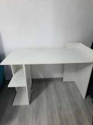 De vânzare birou și scaun.