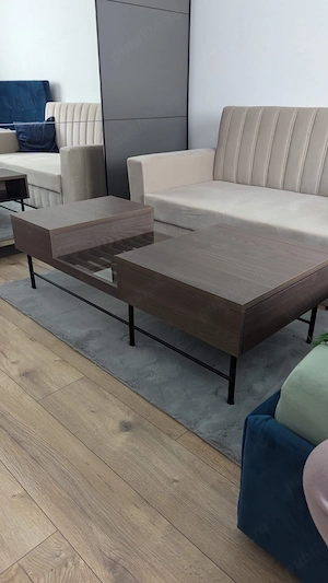 Masă de cafea modernă cu blat din sticlă și spații laterale de depozitare