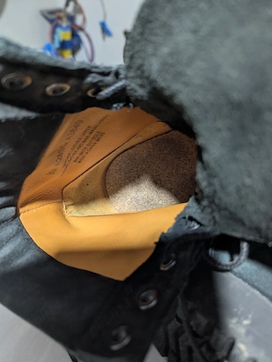 Ghete din piele Timberland NR 43  utilizați foarte puțin.