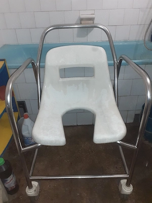 Scaun pentru persoanele varstnice, wc (toaleta), cu rotile destinat persoanelor cu nevoi speciale.