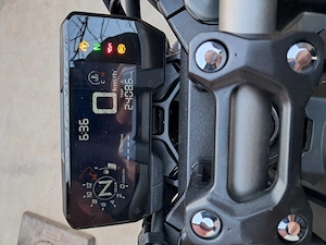 Vând Honda CB 650R, an 2022, 2408 km la bord ,ținută în garaj sub prelată! - imagine 2