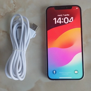 Vând Apple iPhone 12 alb [spart pe spate și cască defectă] [poze reale]