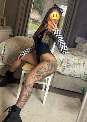 Brunetă slim frumoasă , tandră  . Lux