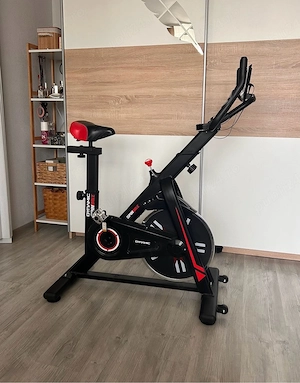 Bicicleta spinning DYNAMIC, volanta 6 kg, greutate maxima utilizator 120 kg, culoare negru-rosu