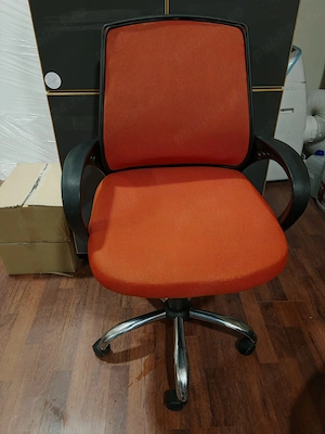 Vând 2 scaune de birou portocalii. 200 bucata sau 350 pentru ambele - imagine 2