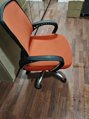 Vând 2 scaune de birou portocalii. 200 bucata sau 350 pentru ambele - imagine 3