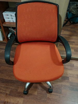 Vând 2 scaune de birou portocalii. 200 bucata sau 350 pentru ambele