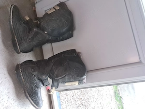Vand cizme enduro Gaerne  marimea 41.. cizmele sunt uzate  . Pret 300 Lei 
