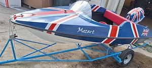 Barca de viteza cu motor și peridoc.