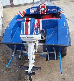Barca de viteza cu motor și peridoc. - imagine 3