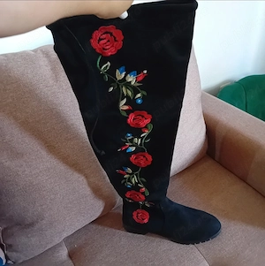 Cizme cu model superb, trandafiri roșii!