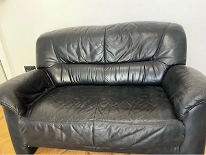 Canapea piele neagră, 2 locuri, confortabilă, uzată, ieftină