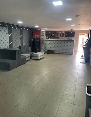 Se vand 3 spatii comerciale utilate + casa la rosu + teren