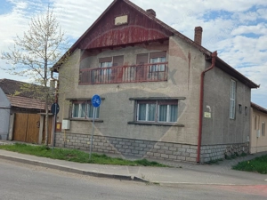 Casă cu etaj , curte proprie