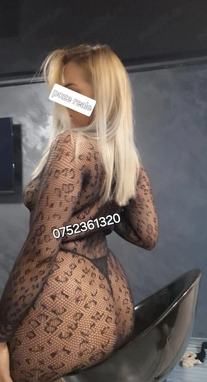 Blonda cu forme  - imagine 1