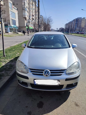 Vând vw golf,fabricație 2005 1,4 benzină,210.000 km stare buna, climă, încălzire scaune, preț 1900  