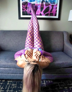 Blonda cu forme - imagine 3