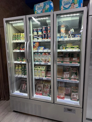 Vitrină frigorifică cu 3 uși tip lacăte