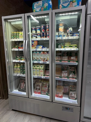 Vitrină frigorifică cu 3 uși tip lacăte