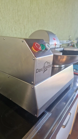 Vand  cutter carne,capacitate 10 litri ,putin folosit