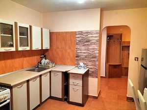 Închiriez apartament, 3 camere, etaj 1, zona Robea. - imagine 8