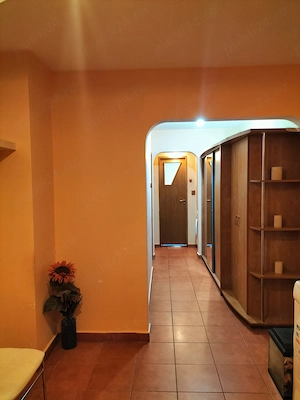 Închiriez apartament, 3 camere, etaj 1, zona Robea. - imagine 3