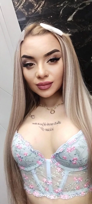 Blonda cu tatuaje și Piercing in zona intimă