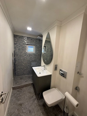 Apartament cu 2 camere DEOSEBIT, et 1 , CENTRALA, la cateva minute de  CENTRU  - imagine 5