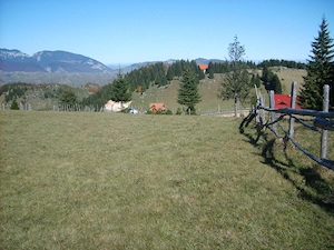 vand teren intravilan FUNDATICA pozitionare superba- de o parte Piatra Craiului, de cealalta Masivul - imagine 2