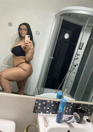 Elena miniona cu sânii mari  vino sa te satisfac 